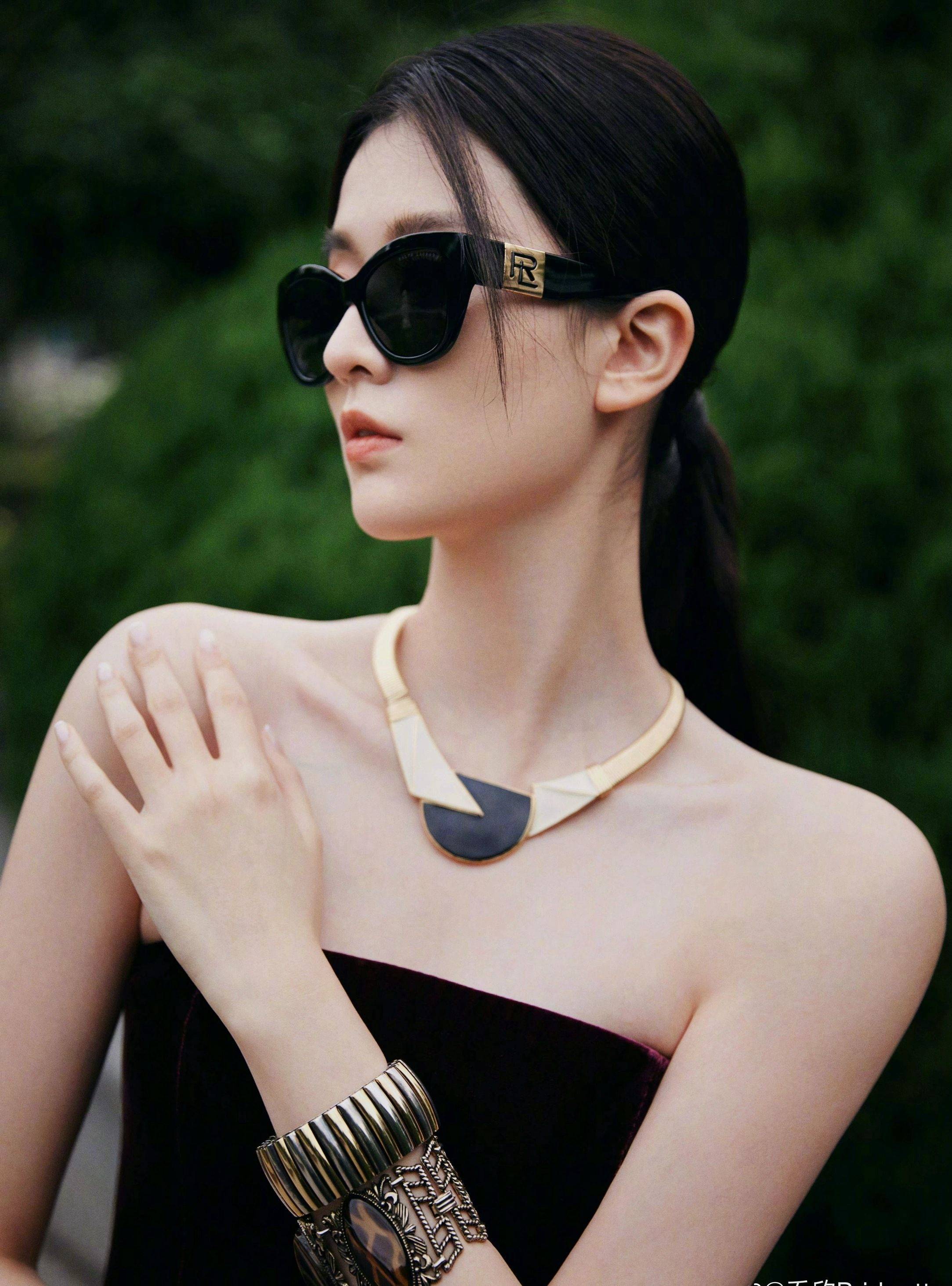 乔欣抹胸黑色连衣裙性感写真