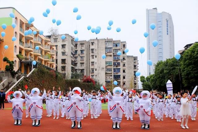 重庆市沙坪坝区育英小学主题运动会隆重举行_年级_英雄_步伐