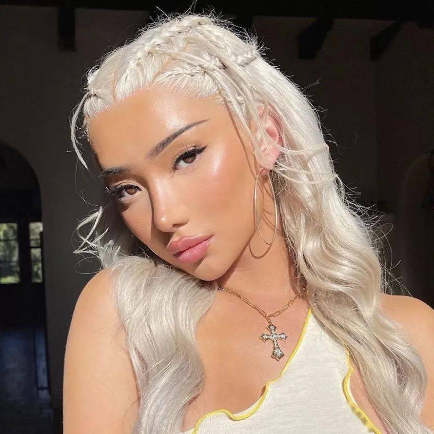 今日,跨性别网红nikita dragun(尼基塔·德拉贡)因在迈阿密殴打一名