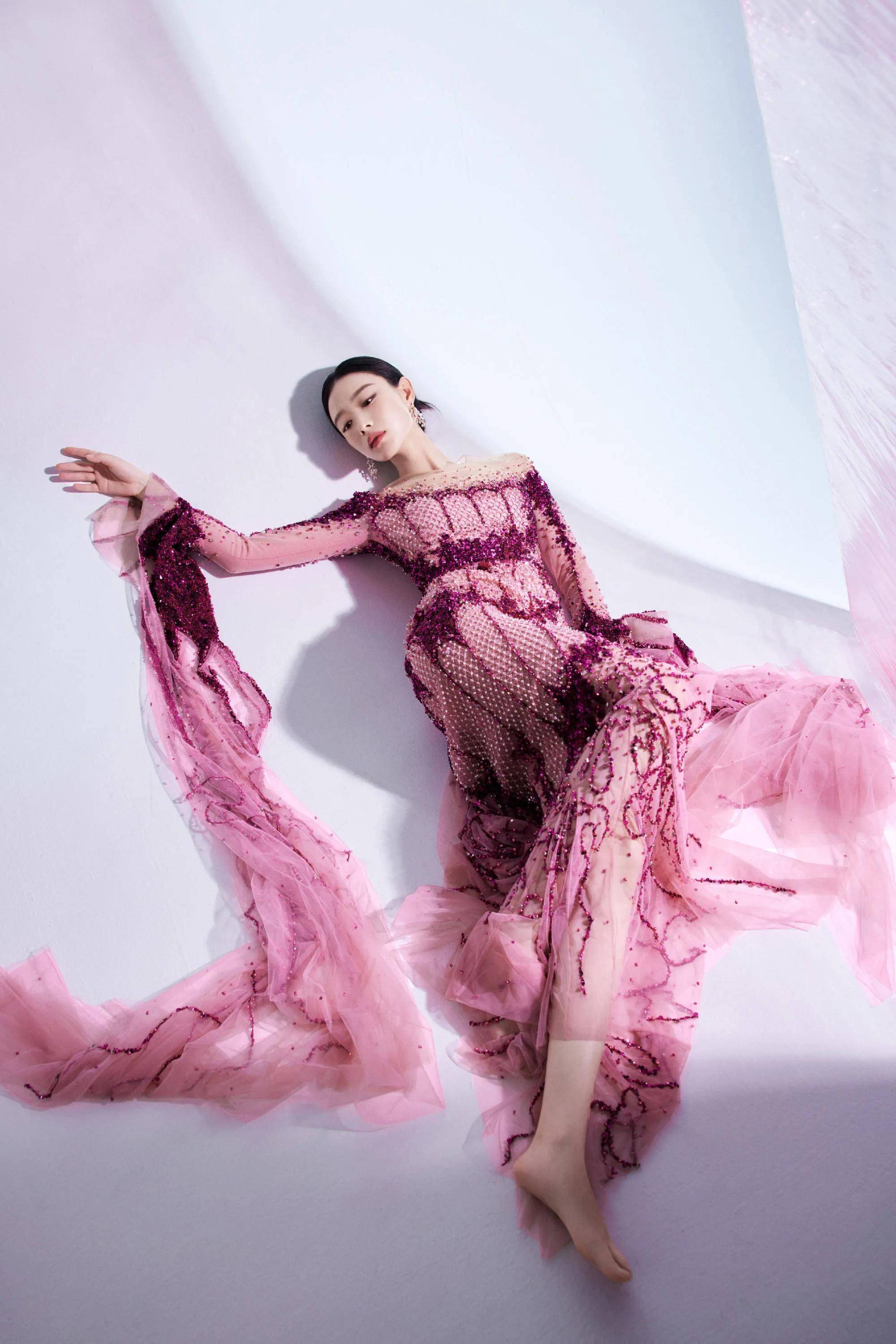 倪妮一袭粉色璀璨水晶贴花纱裙,闪耀生辉,曼妙优雅,大气迷人.