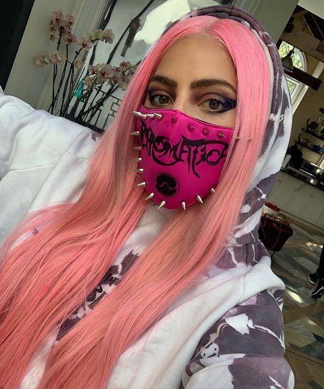 她躺在漂满冰块的浴盆中,不再佩戴铆钉口罩,而是选择医用口罩,gaga