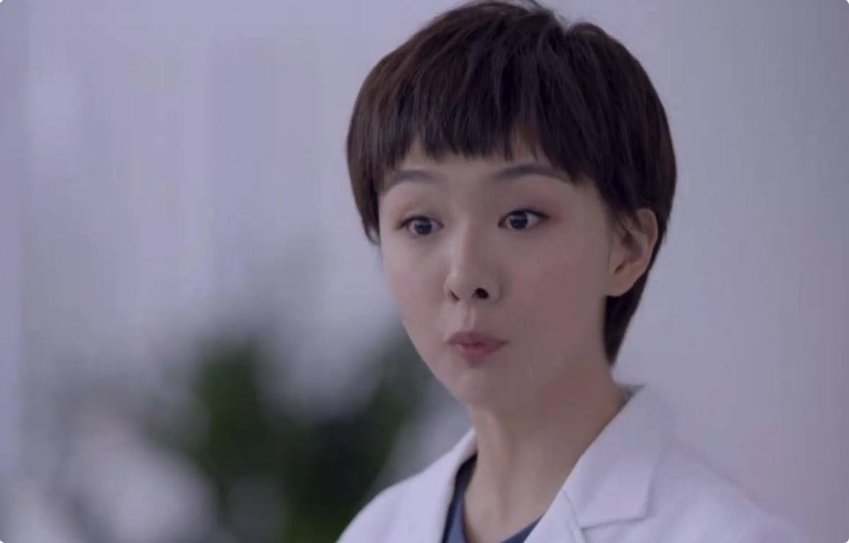姜瑞佳在剧中饰演的角色也是一位医生,从角色设定来看她属于女主肖砚