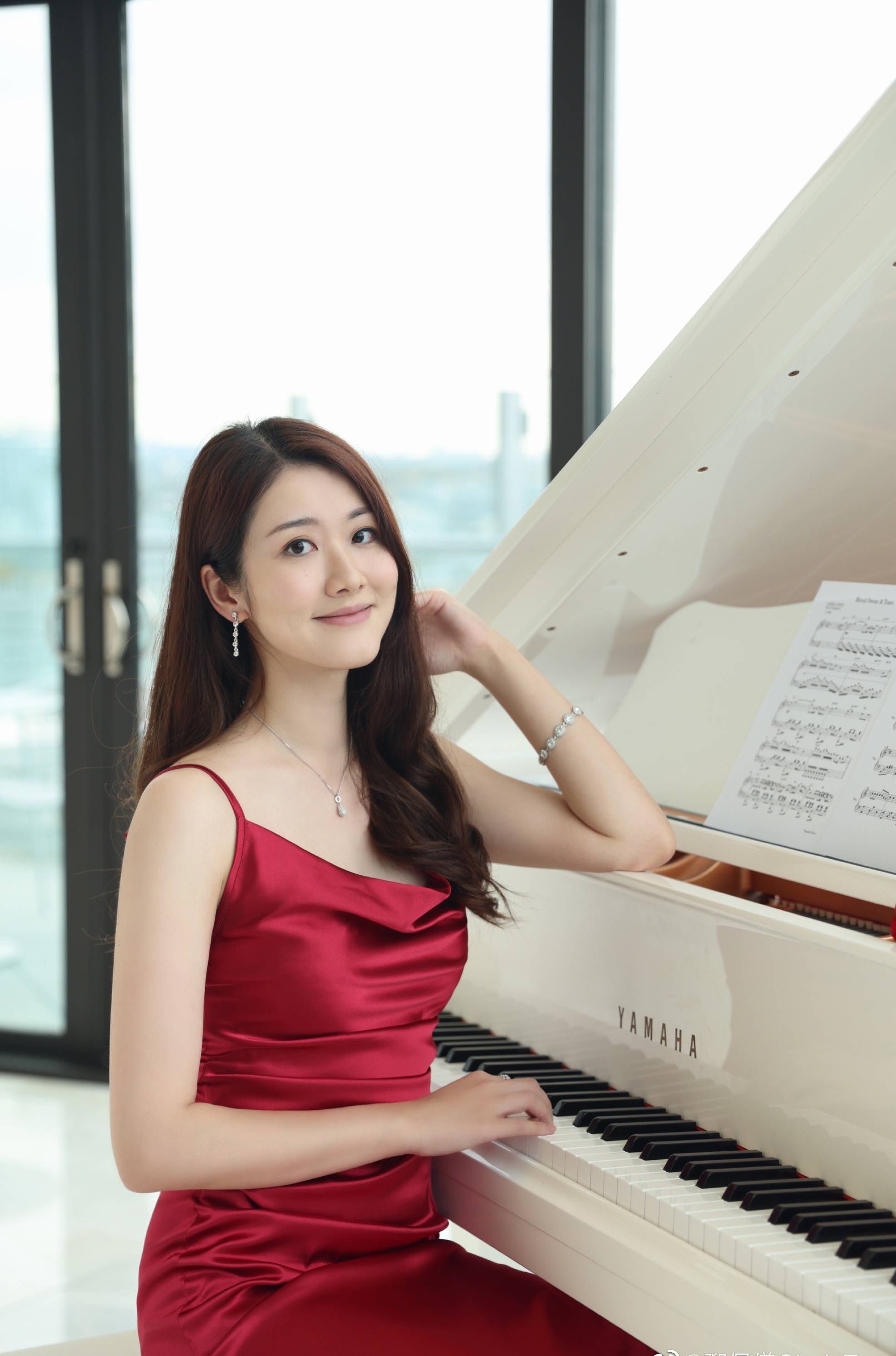 国际华姐冠军邓佩仪分享30岁生日照片,网友:好美好有气质,生日快乐!