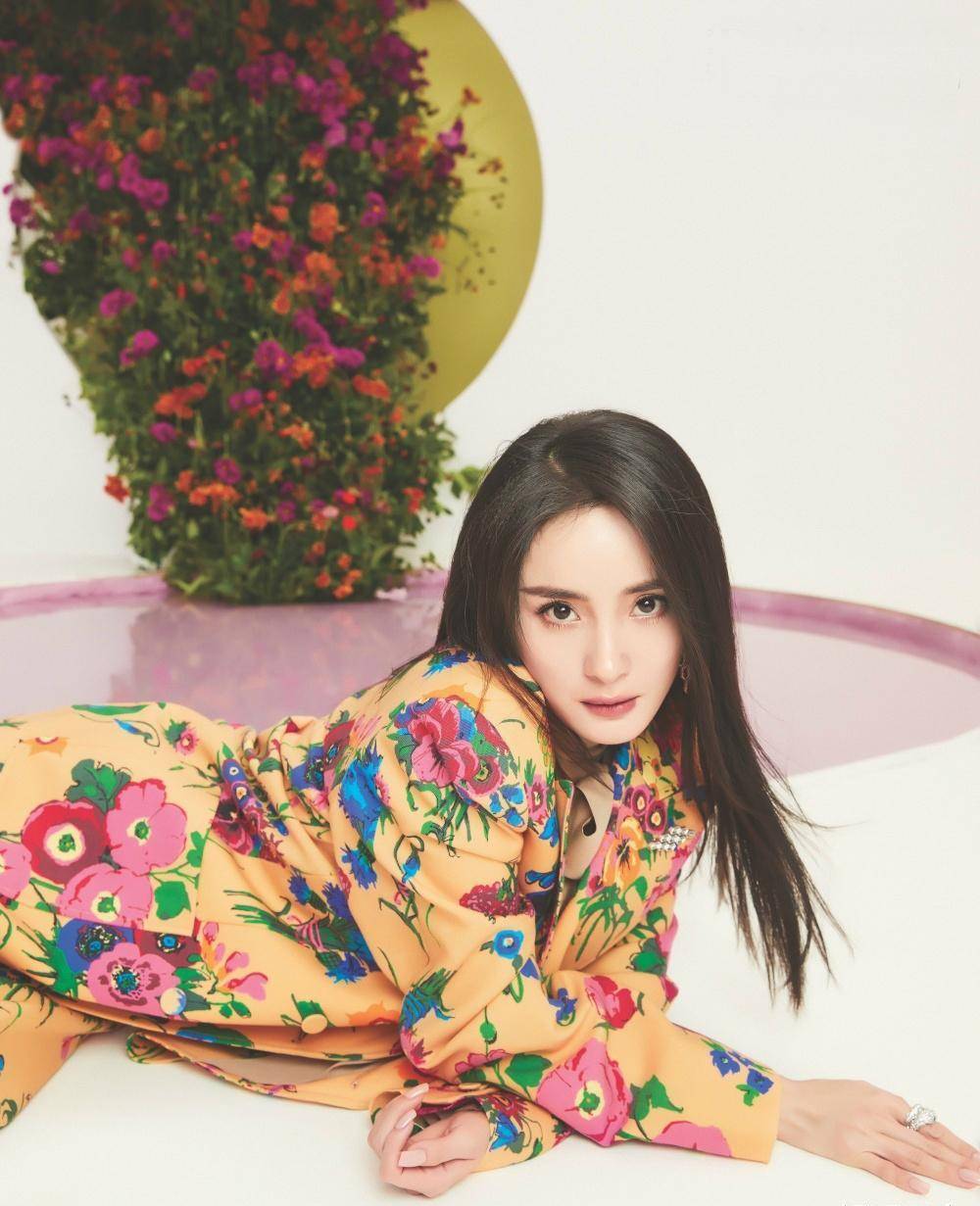 杨幂国外版芭莎开年刊曝光,泰妆大幂幂别具内味,造型多变展不同风格美