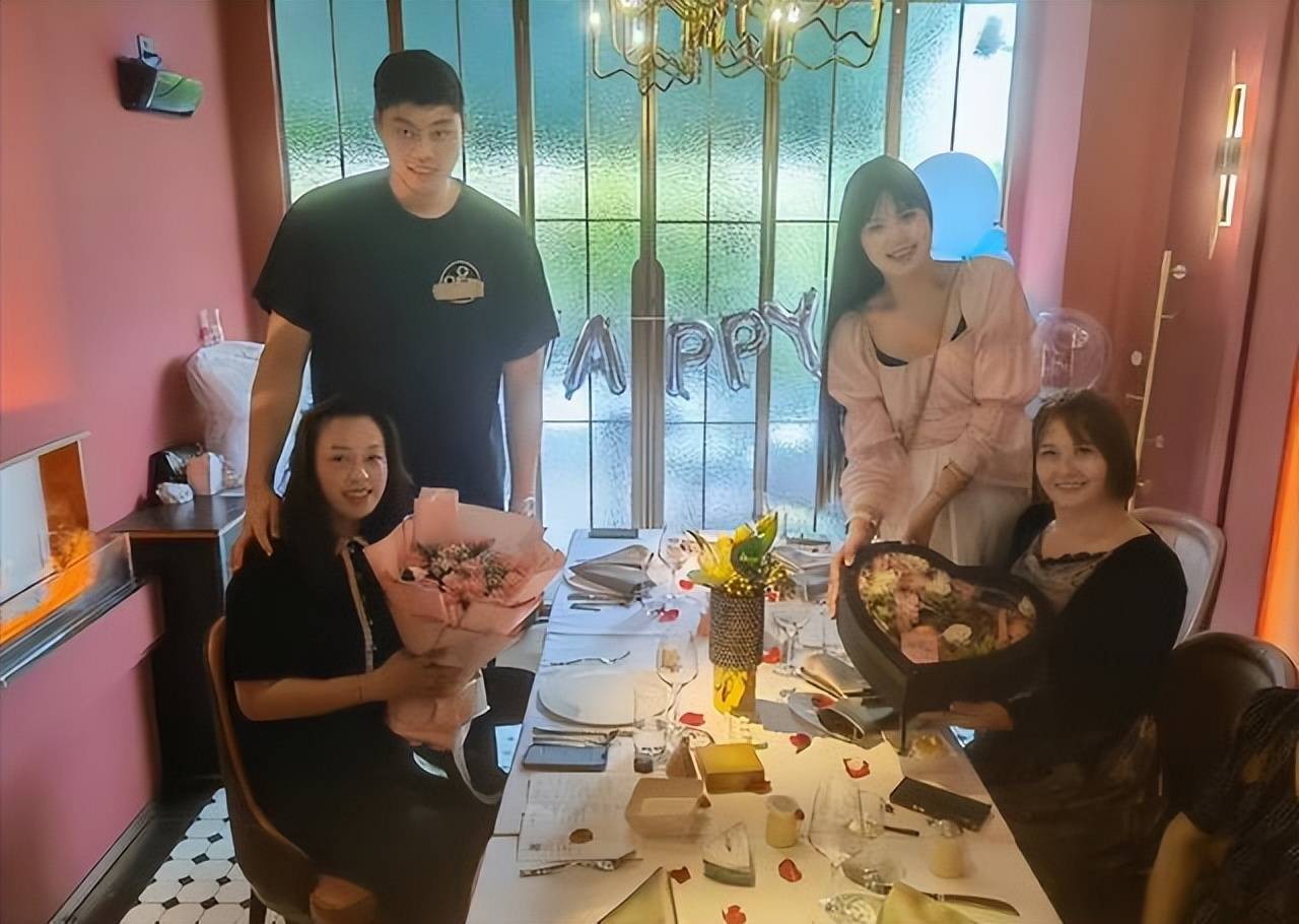 女篮李月汝打卡赵睿饭店!