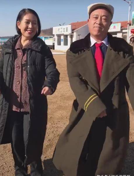 "赵四"儿子和女友秀恩爱,平常开百万豪车,带300万向女友求婚_刘程