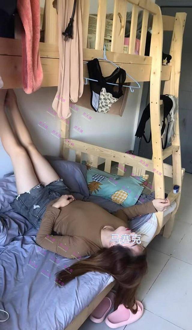 江苏女子住集体宿舍,内衣乱挂裤袜乱扔,网友:淑女形象呢?