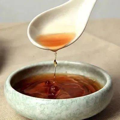 遂溪的江洪鱼露,是藏在每户人家储藏室里的特有风味,黑色陶坛边封着