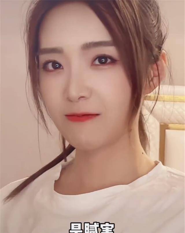 余霜和希然又撞造型了,黑色套装个白色运动装,这次她赢得很彻底_活动