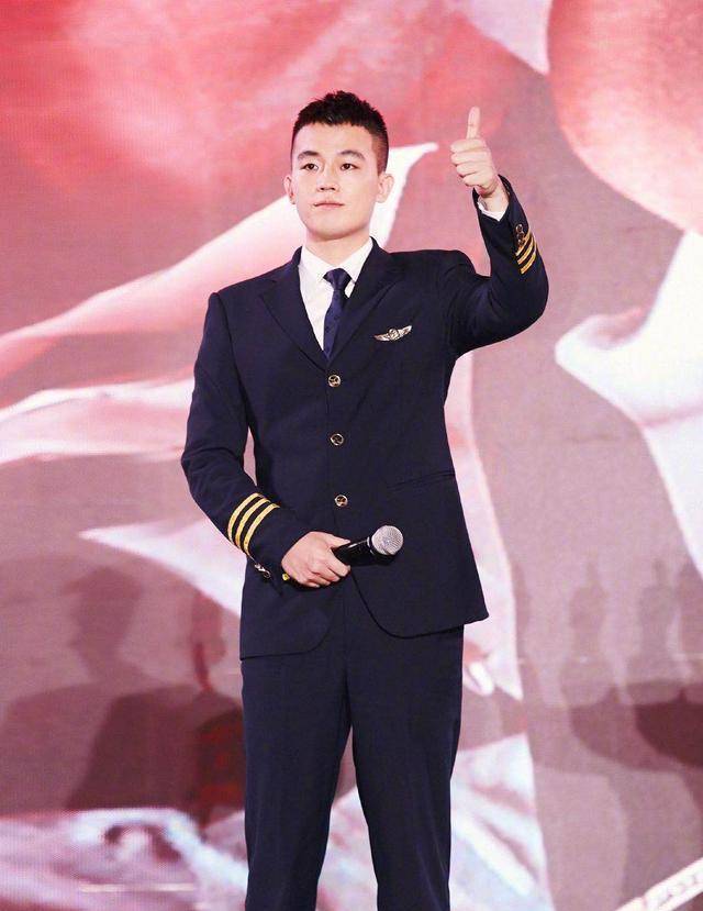 欧豪发九宫格自拍,硬汉直男风引群嘲,网友:长这样也能演主角?