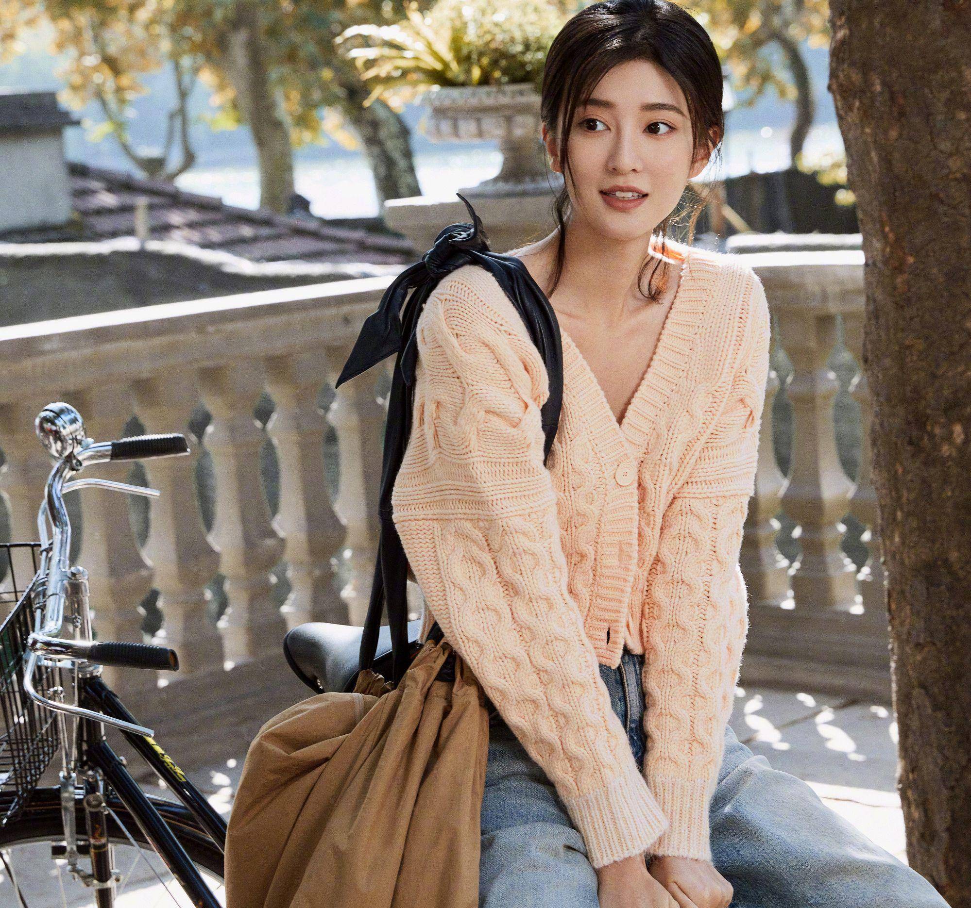 乔欣晒港风露背造型,一改往日乖乖女风格,高级又时尚_盛典_感觉_杨紫