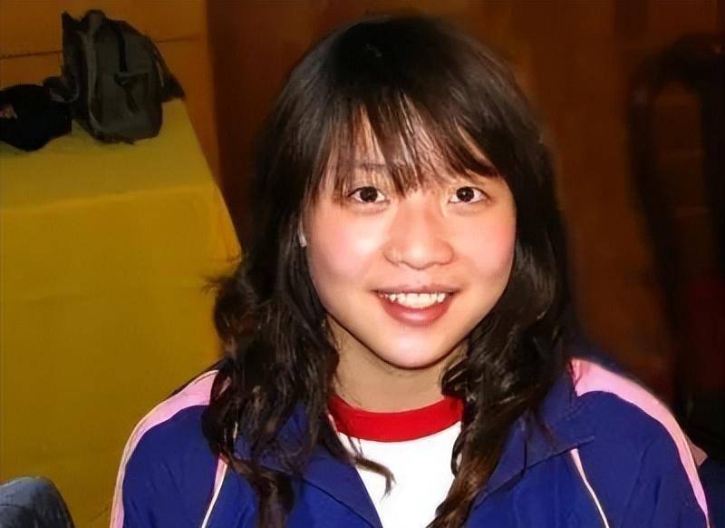 女排女神魏秋月近况:因排球膝盖问题,29岁嫁给陪练教练,现正走向职业