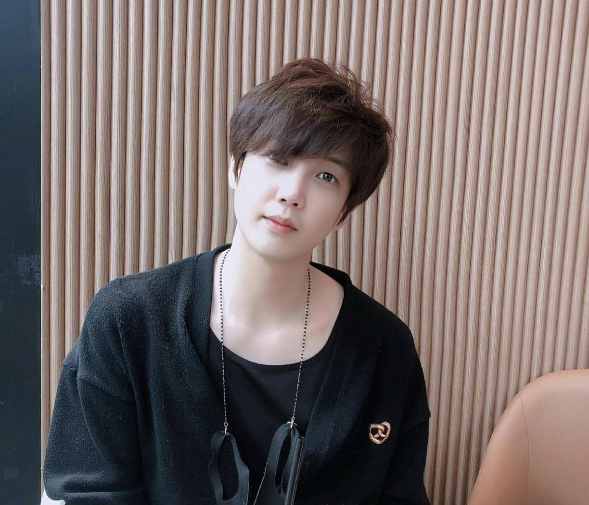 娱圈故事:男团当红他退出,消失半年宣布当爹,明星家属也挺难_吴源斌