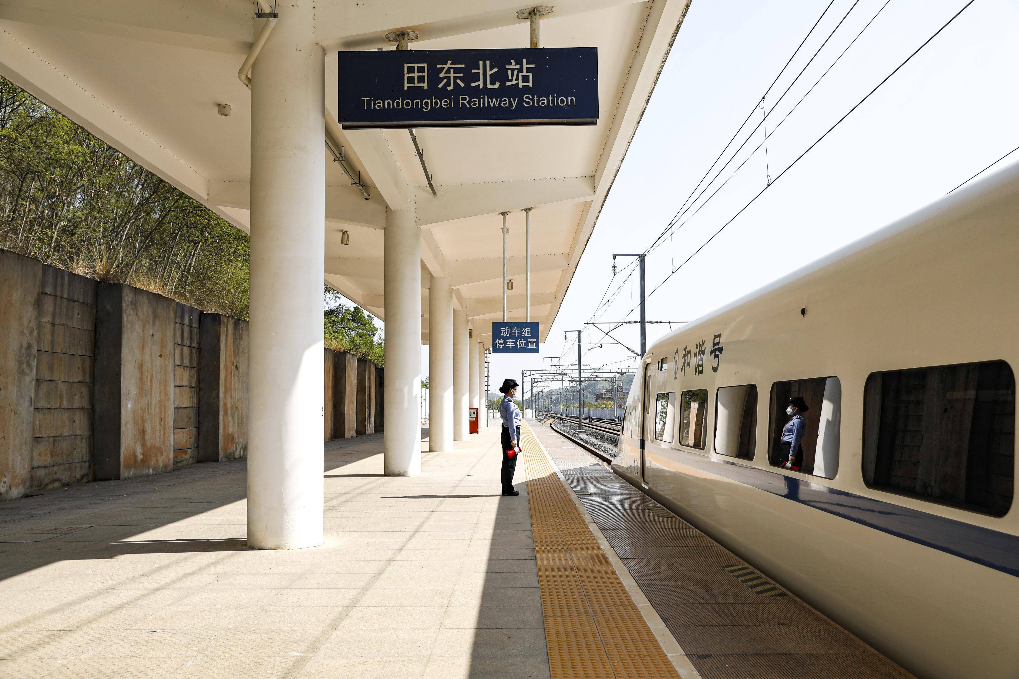 近日,田东北站售票员黄慧芳正端坐在售票窗前为旅客办理购票业务,此时