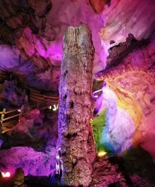 千佛洞位于长沙市宁乡黄材镇境内,是距今3亿6千万年前形成的溶洞景区