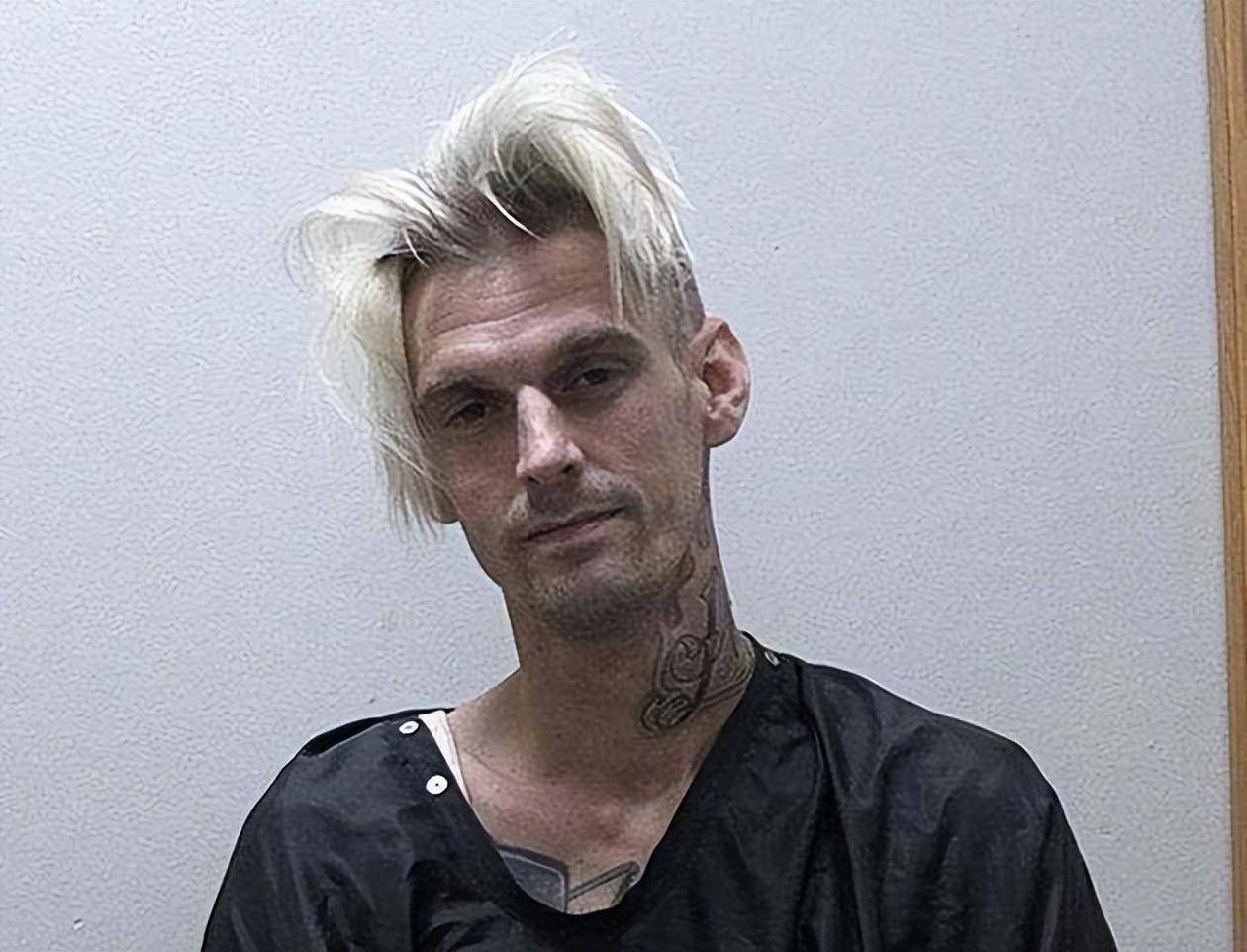 后街男孩成员悼念弟弟,带他当童星害了他,哥俩闹掰不许对方接近_哥哥
