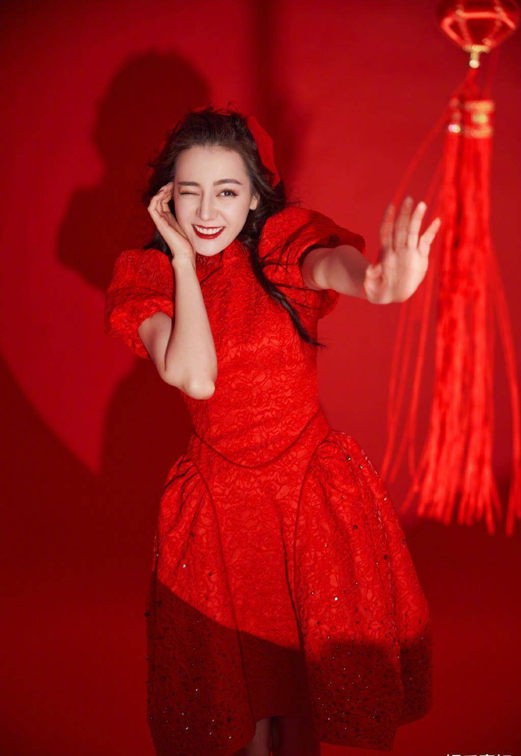 迪丽热巴登舞台造型,扎起红色发带,穿着刺绣红旗袍,俏皮又可爱_黑色