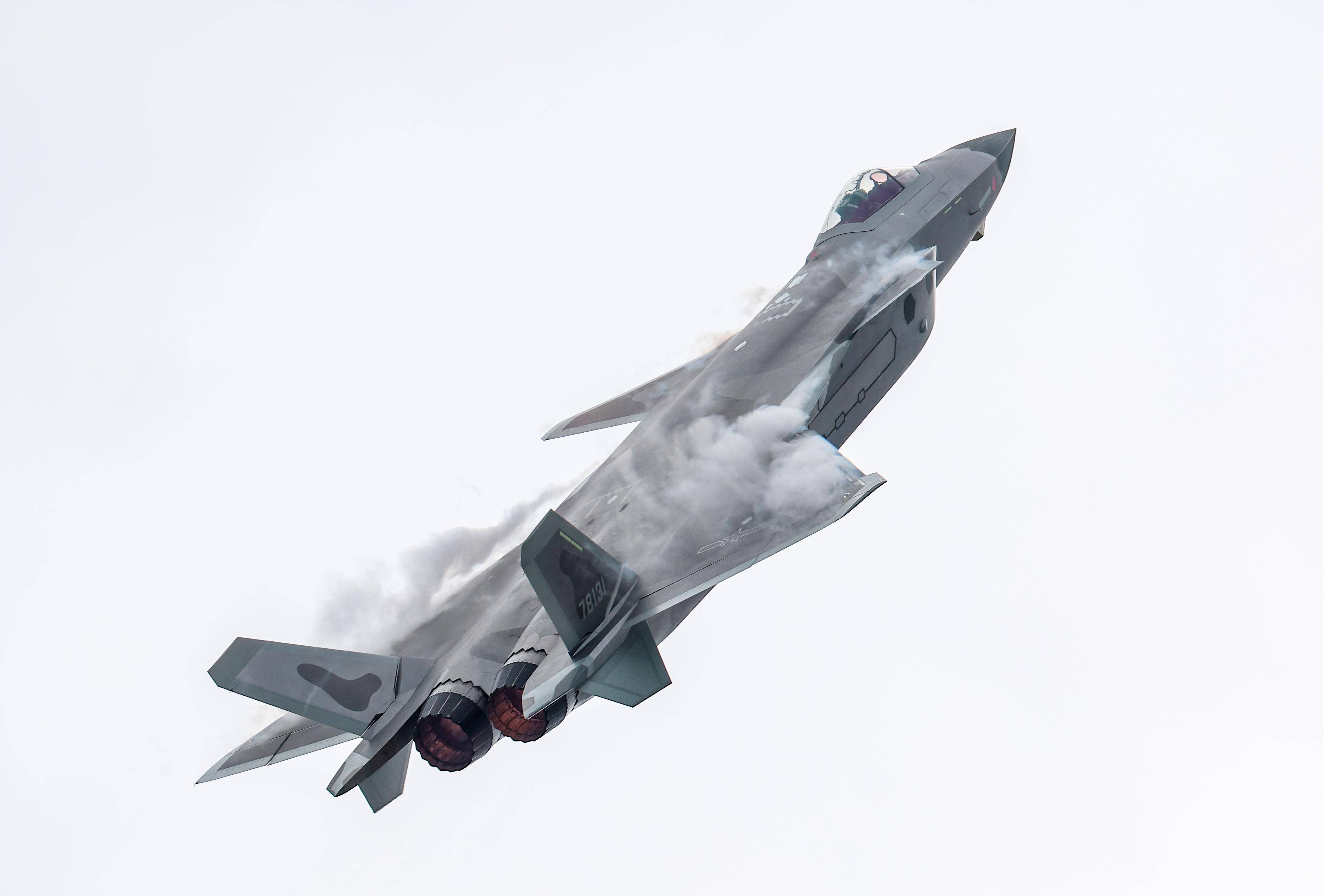 (图文互动)展翼空天 飞向未来——战鹰用壮美航迹庆祝人民空军成立73