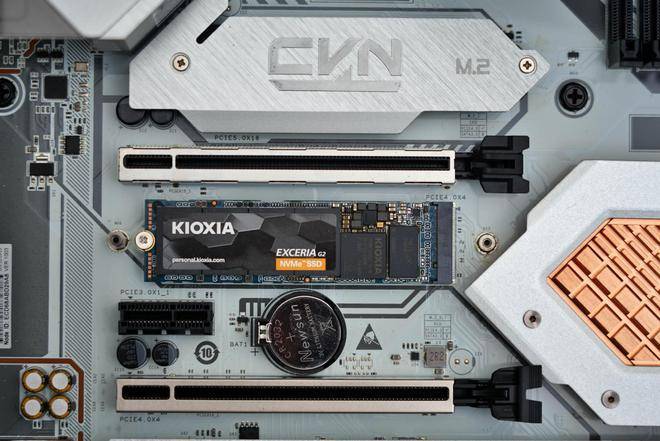 攒了台白色游戏主机:酷冷MB520Mesh、骨伽天吴360白、七彩虹Z790巡洋舰