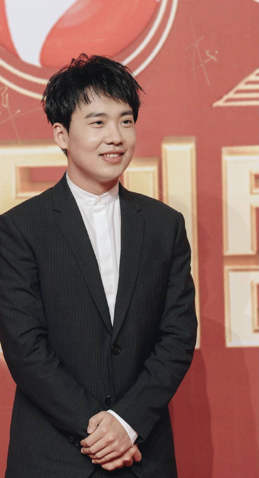 郭麒麟和郭德纲终于见面了,星二代事业繁忙遭父亲吐槽,西装帅气_相声