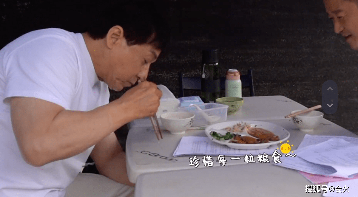 成龙吴京片场吃一份盒饭！肉太少只能抢着吃，饭粒掉桌上捡起吃 