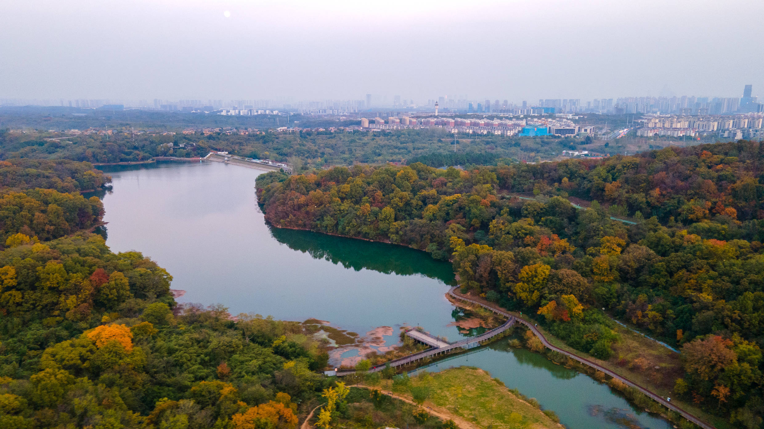 不老村毗邻象山湖公园,古刹七佛寺,周边景色风光秀丽,尤其是在这深秋
