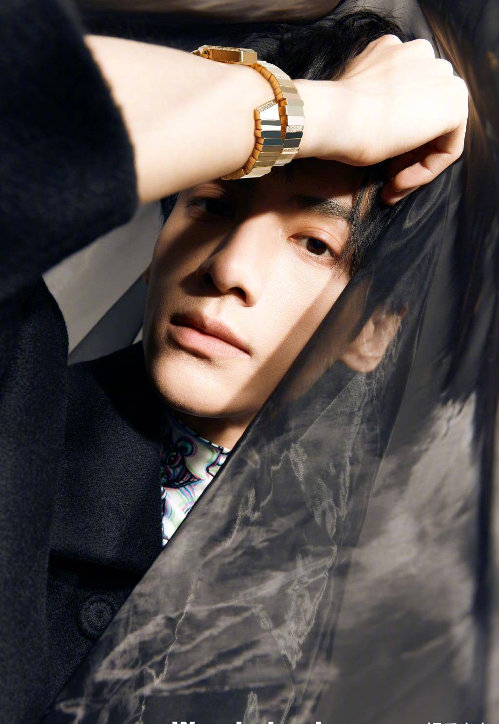 罗云熙《wonderland》五月刊封面,利落套装,展现清俊有型的气质_珠宝