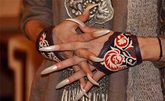 活动现场杨丽萍的长指甲已经染成白色:白色的长指甲和梅超风有一拼,更