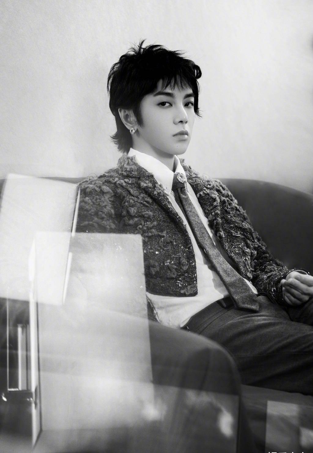 华晨宇出席"星动之夜"造型,繁复银丝燕尾设计,贵气少年格调_盛典_外套