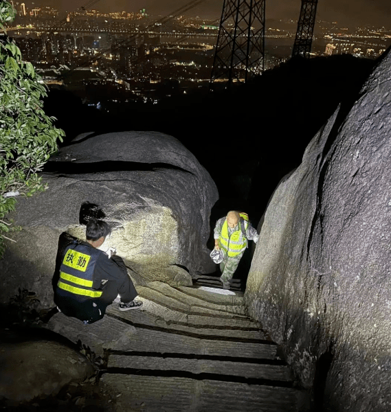 犯难了！福州情侣上山被困山顶，原因是……