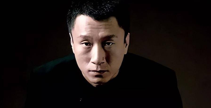 电视剧《征服》里,主演刘华强为什么要砍卖瓜的呢?