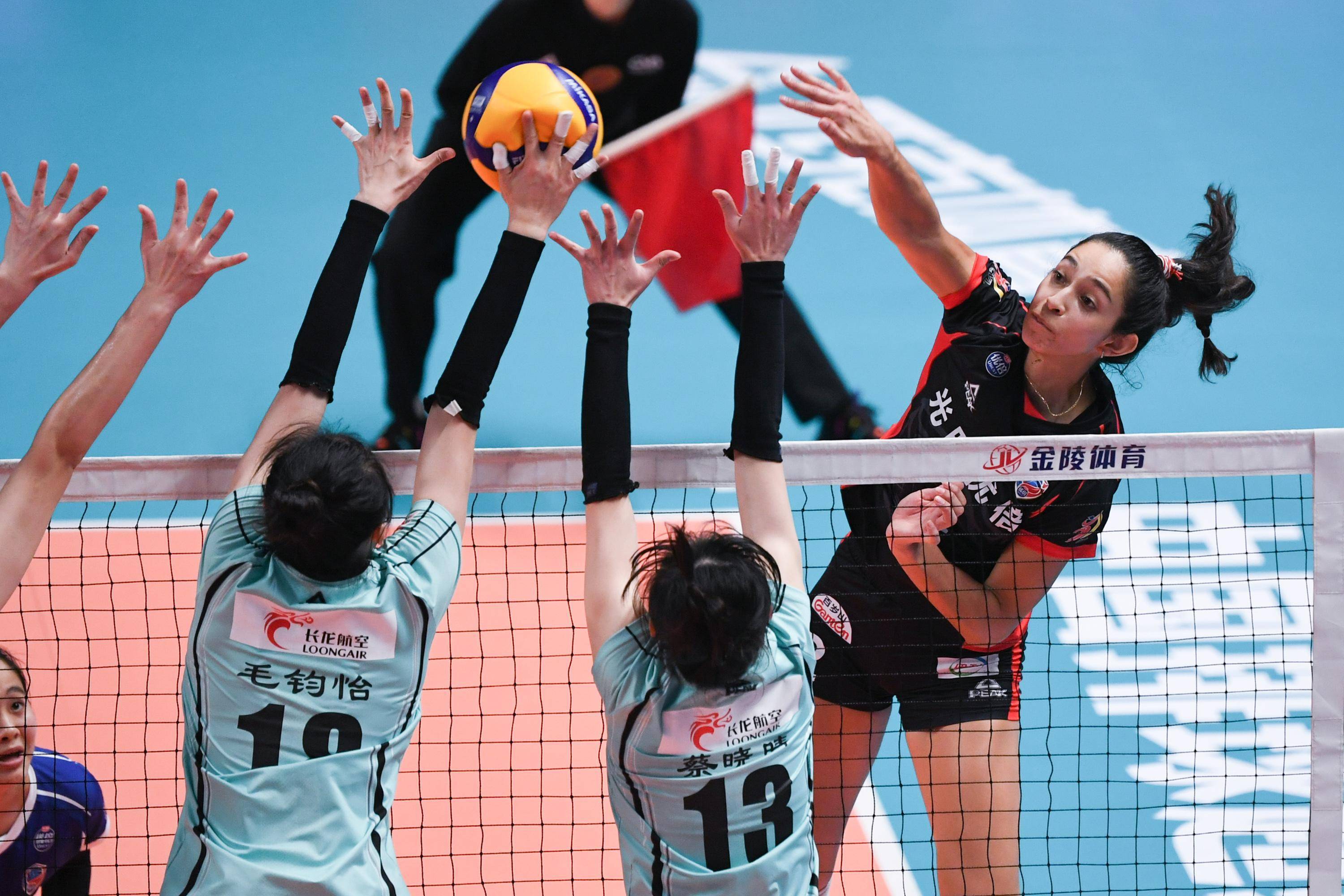 (体育)排球——女排超级联赛:上海光明优倍胜河南女排_比赛_李博_新华