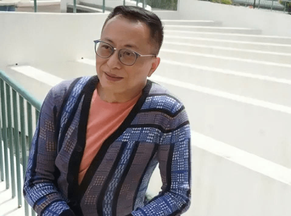 先投资开了一家旅行社,赚得盆满钵满后又选择转行做一名珠宝批发商