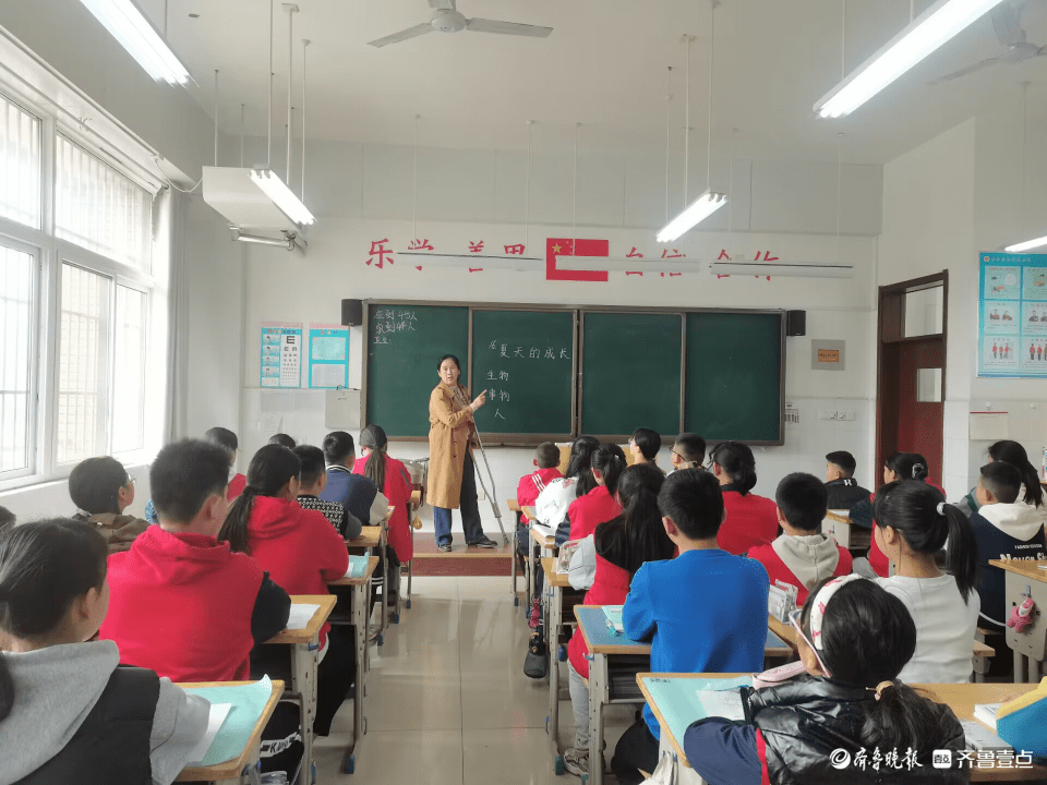 聊城:三尺讲台显大爱,这根拐杖背后的故事暖了人心_阳谷_东昌府区_热点