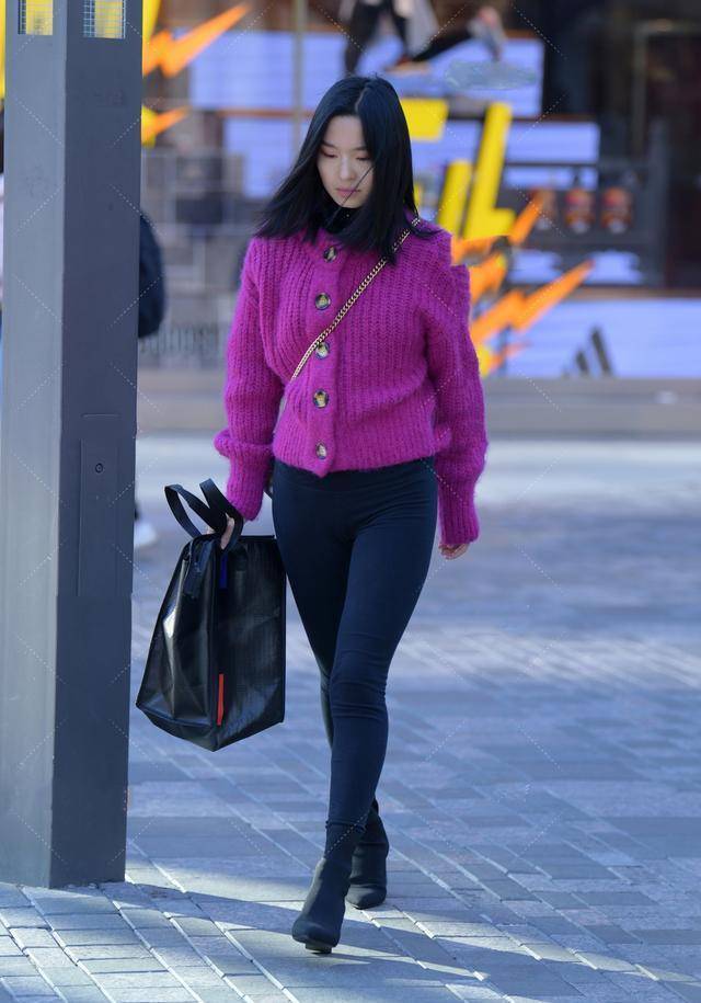 紫色毛衣搭配黑色紧身裤,成熟优雅,保暖时尚_的设计_款式_衣服