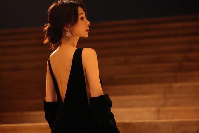 柳岩作为主持人,曾担任过《非常了得》,《约会万人迷》,《演员请就位