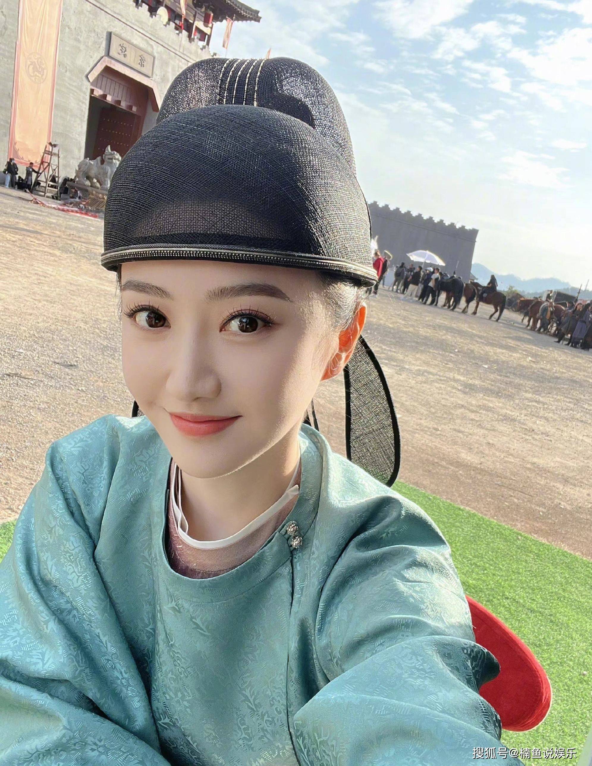 景甜拍戏间隙晒自拍,女扮男装好清秀,浓眉大眼气质太甜了