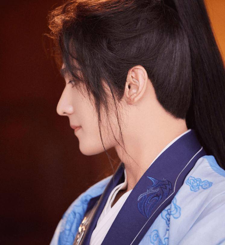 "丰兰息"帅到众人后,杨洋解锁古装新造型,少侠一出场,绝了!