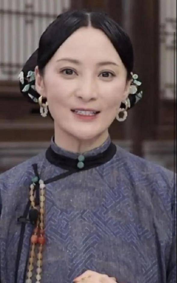 45岁蒋勤勤近照显老,素颜穿羽绒服被指像大妈,太普通没星味_风格_照片