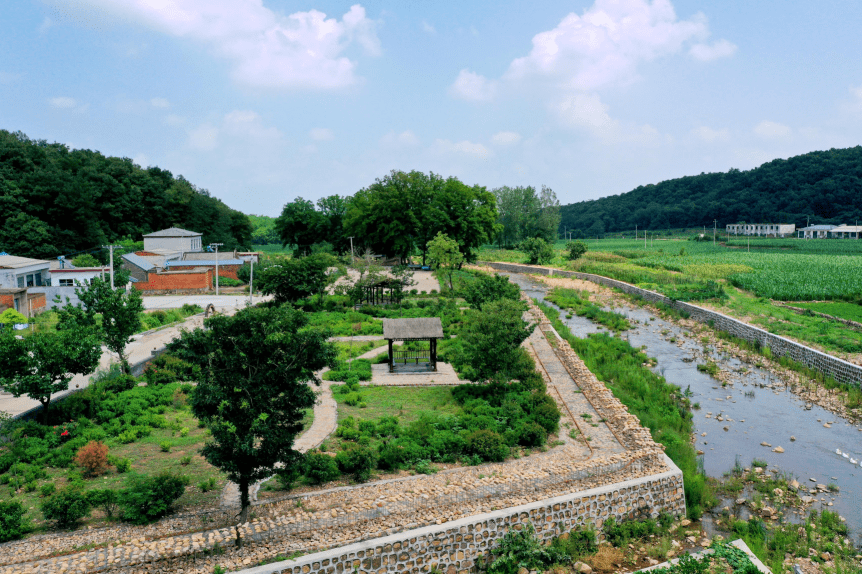 红石崖毗邻5a景区嵖岈山旅游度假区,周边有嵖岈山卫星人民公社,九头崖
