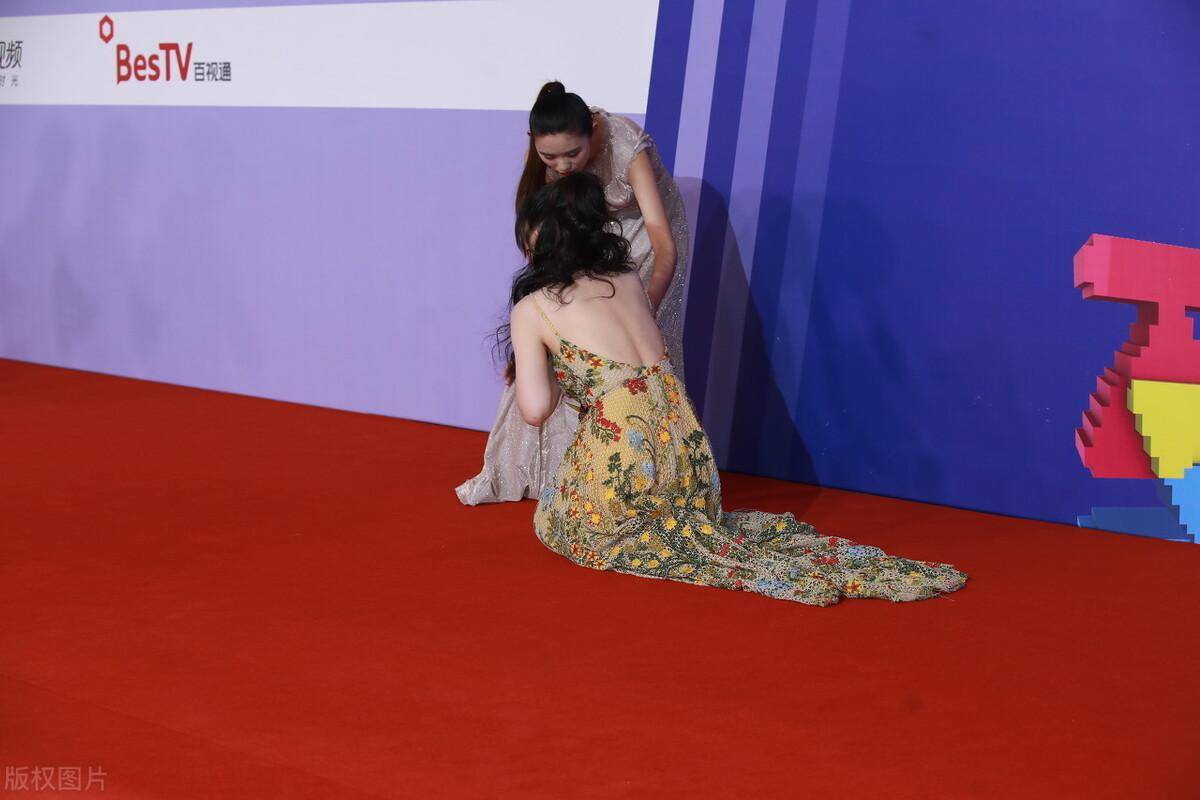 走红毯不慎摔倒的柳岩,背后这个拍摄的真是绝了