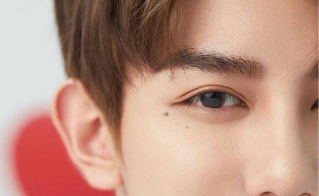 "痣"长在这3个地方,决定别人看你的第一印象,太