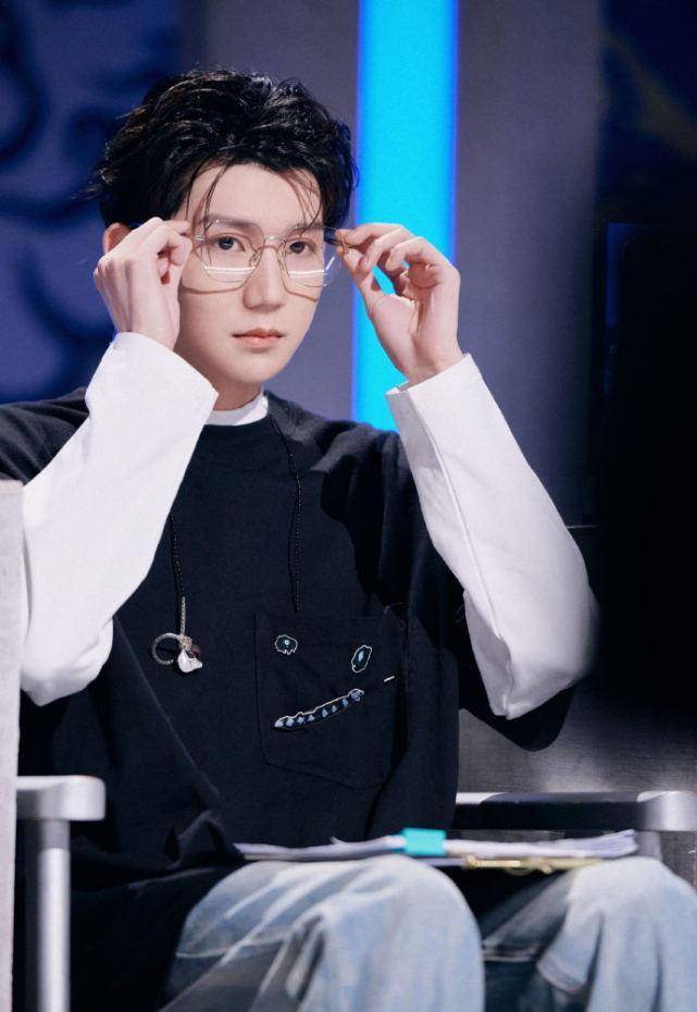 王源录制节目换新造型,大方尝试轻熟男画风,"眼镜"成点睛之笔_方面