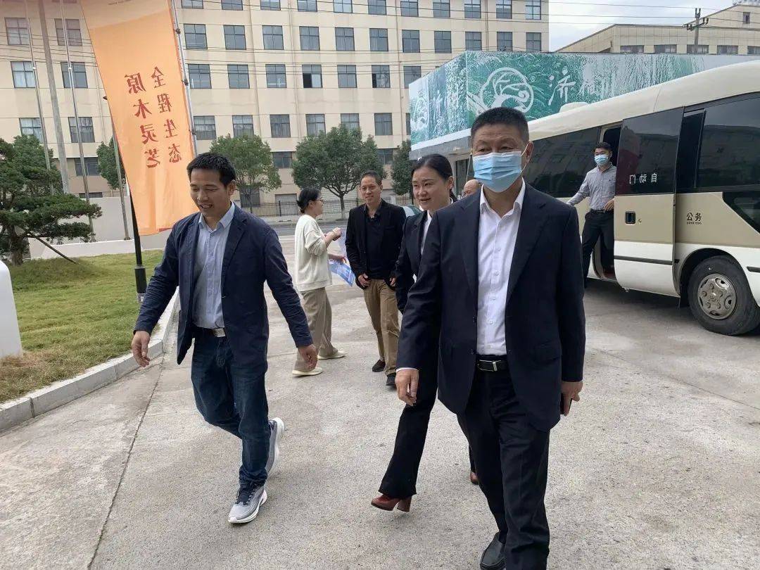 省人力社保厅陈中厅长一行莅临指导▲省国贸集团董事,中医药健康