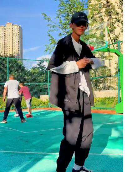 47岁晋松发视频,14岁的儿子长相帅气身高188,身材消瘦不像爹_质疑