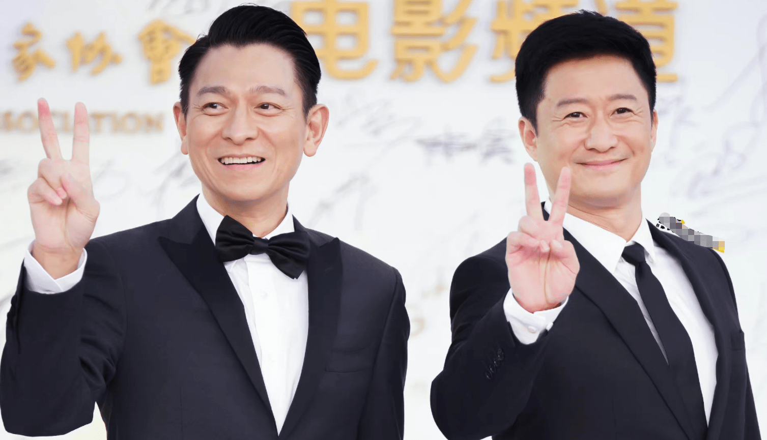 吴京金鸡奖引发争议手机不用批被批不敬于是拿起刘德华的笔