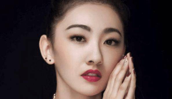 而且她不仅学习了爵士舞和钢琴,还幸运的考取了中国舞协教师资格证