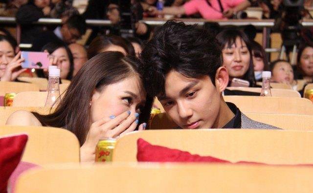 陈乔恩游乐场手挽陈正飞,引网友质疑,回怼网友:关你屁事_恋情_视频