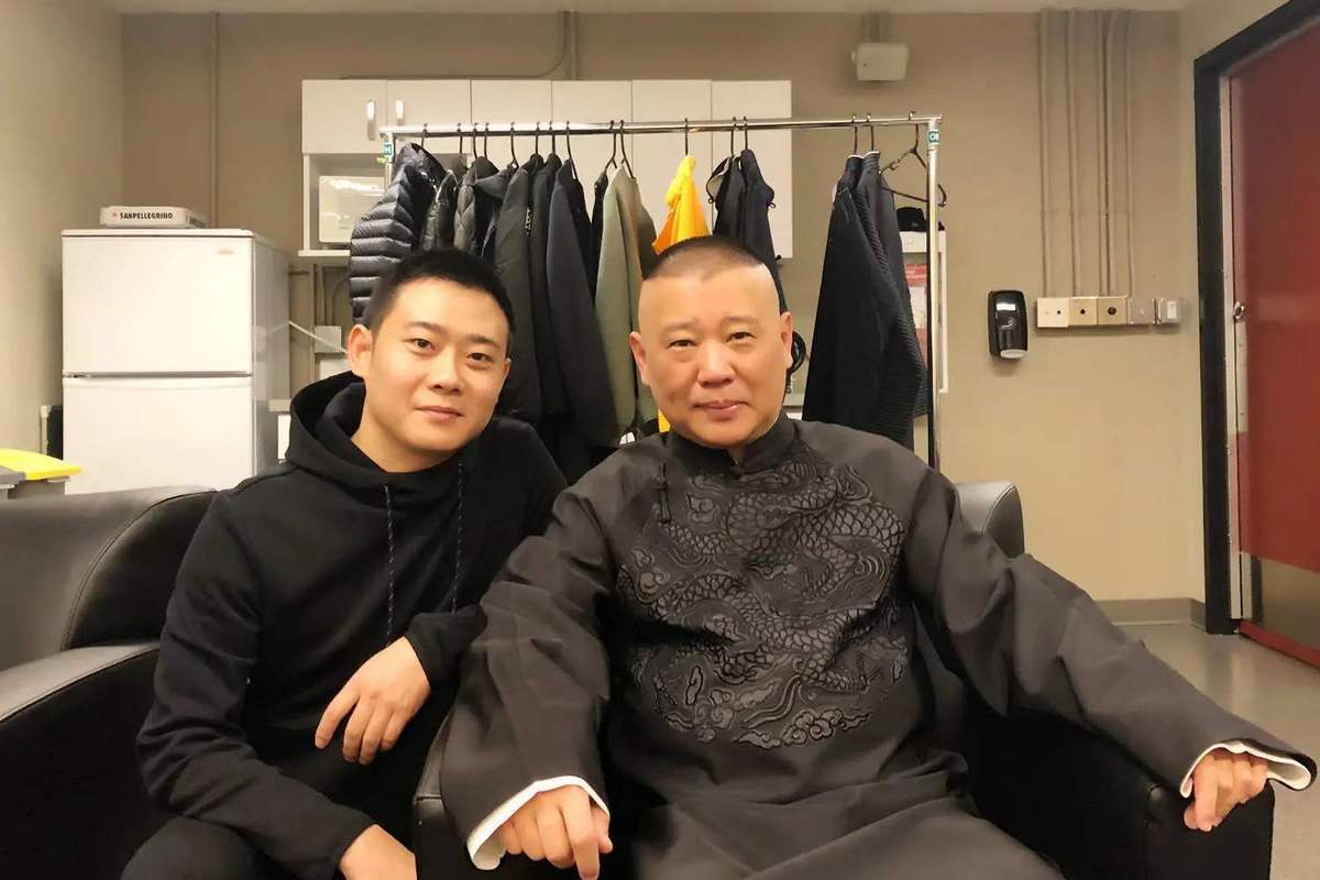 德云社演出意外,于谦罕见穿"学员服",郭德纲现场发飙_大褂_飞机_时候