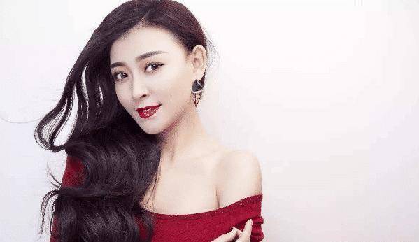 而且她不仅学习了爵士舞和钢琴,还幸运的考取了中国舞协教师资格证